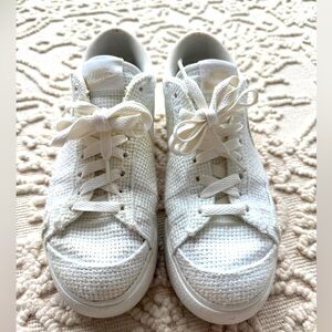 Nike women’s 7.5 walking shoe, white